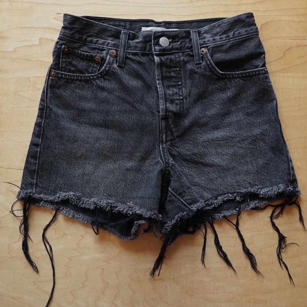 The Levi's Wedgie Short in Dark Grey for Women, size 25
